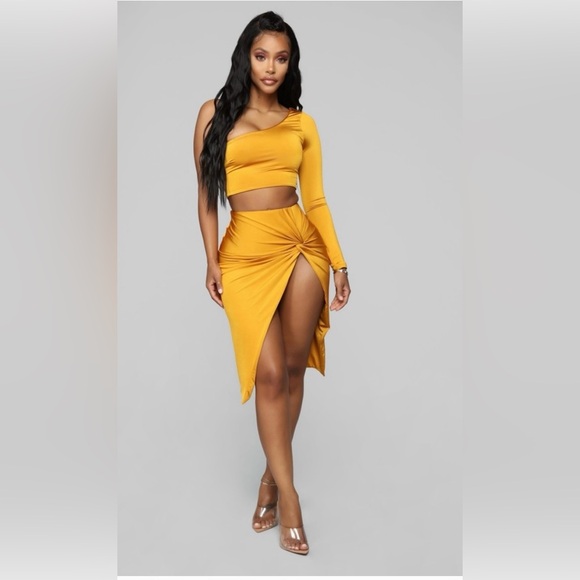 Fashion Nova Dresses & Skirts - NWT FASHION NOVA Women’s Looking Amazing Skirt Set Mustard Size M